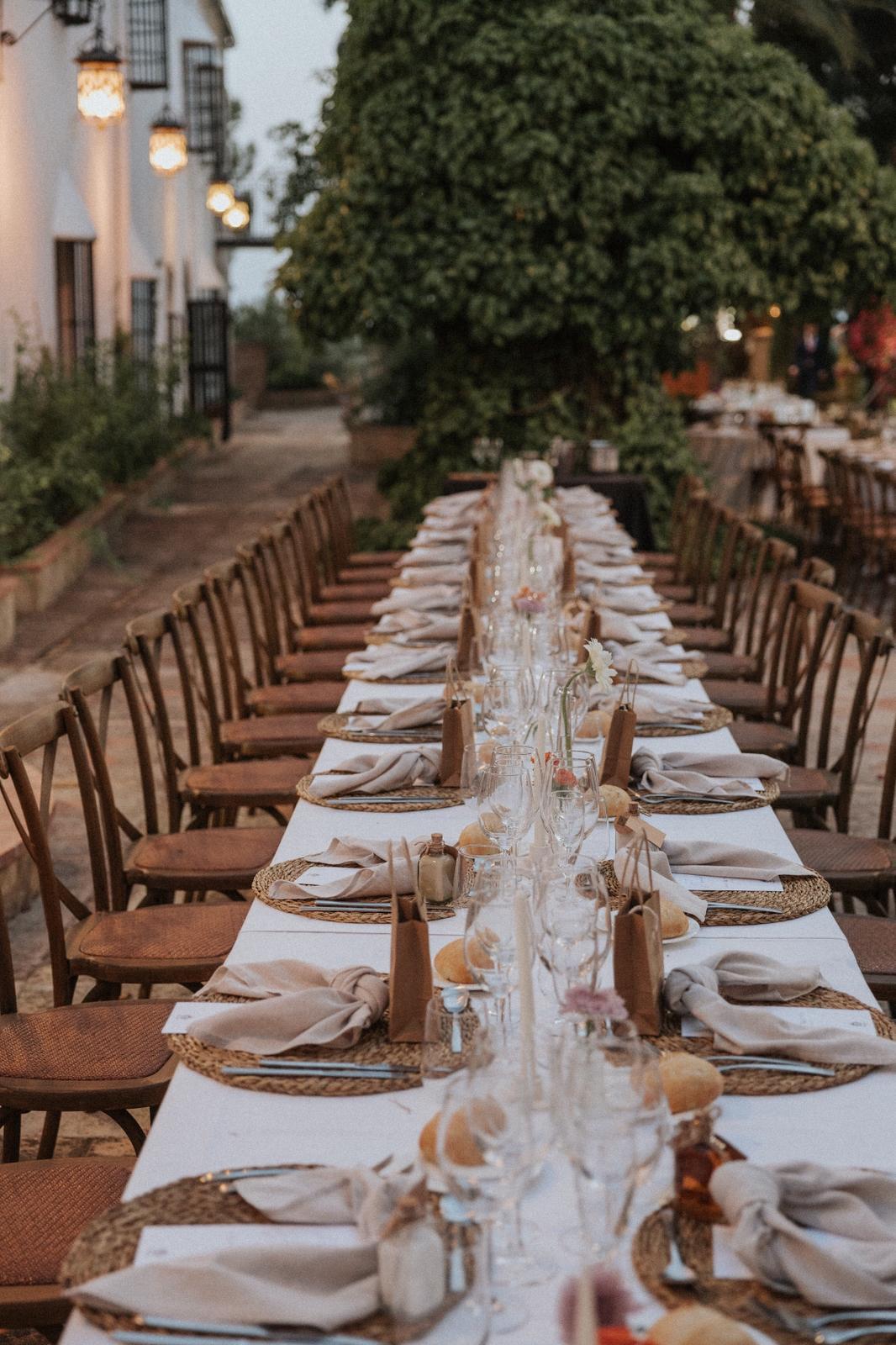 Velas artesanales de cera de soja para boda dispuestas en mesa de ceremonia | Wax&Calm