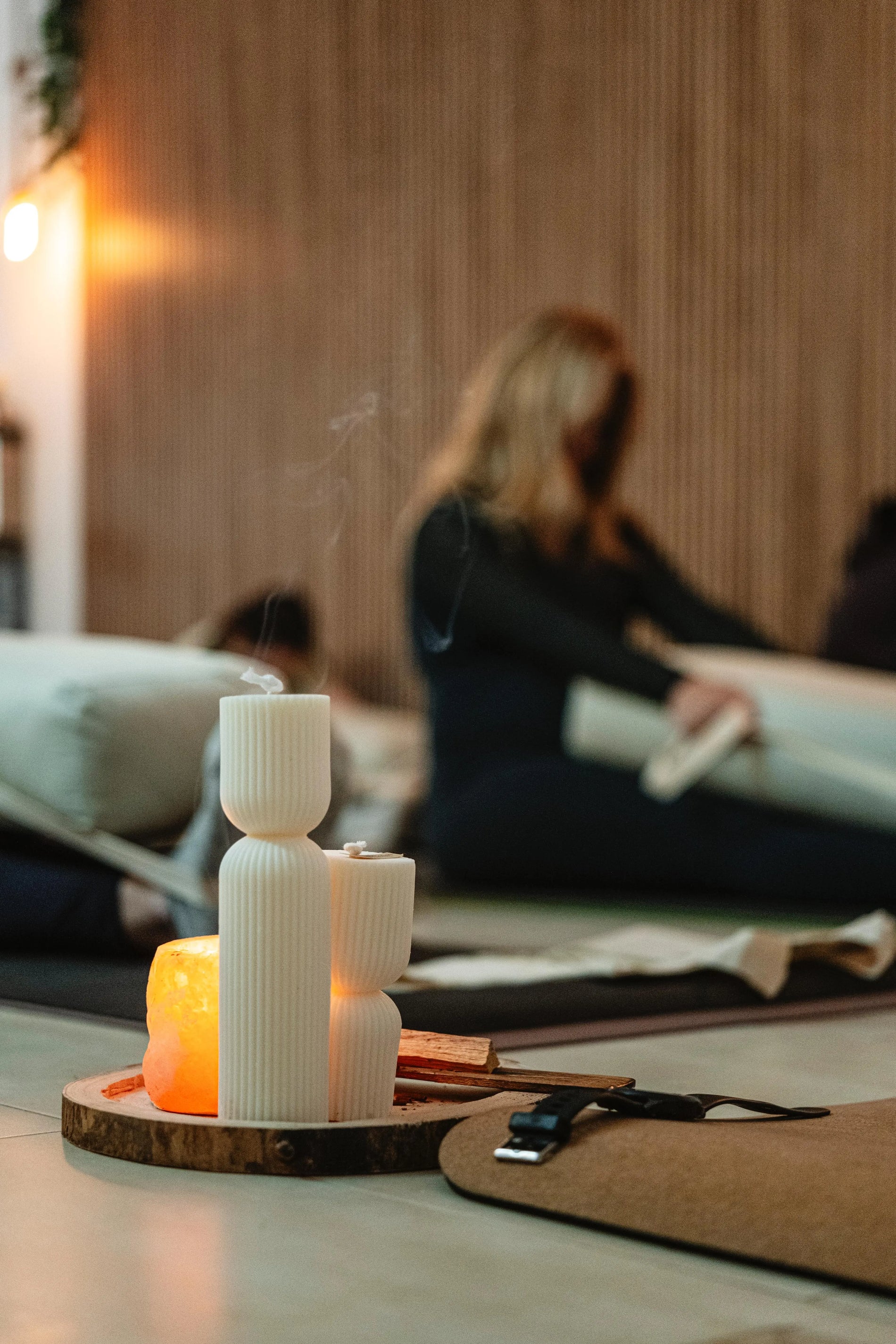 Vela aromática artesanal encendida en espacio de meditación y yoga | Wax&Calm