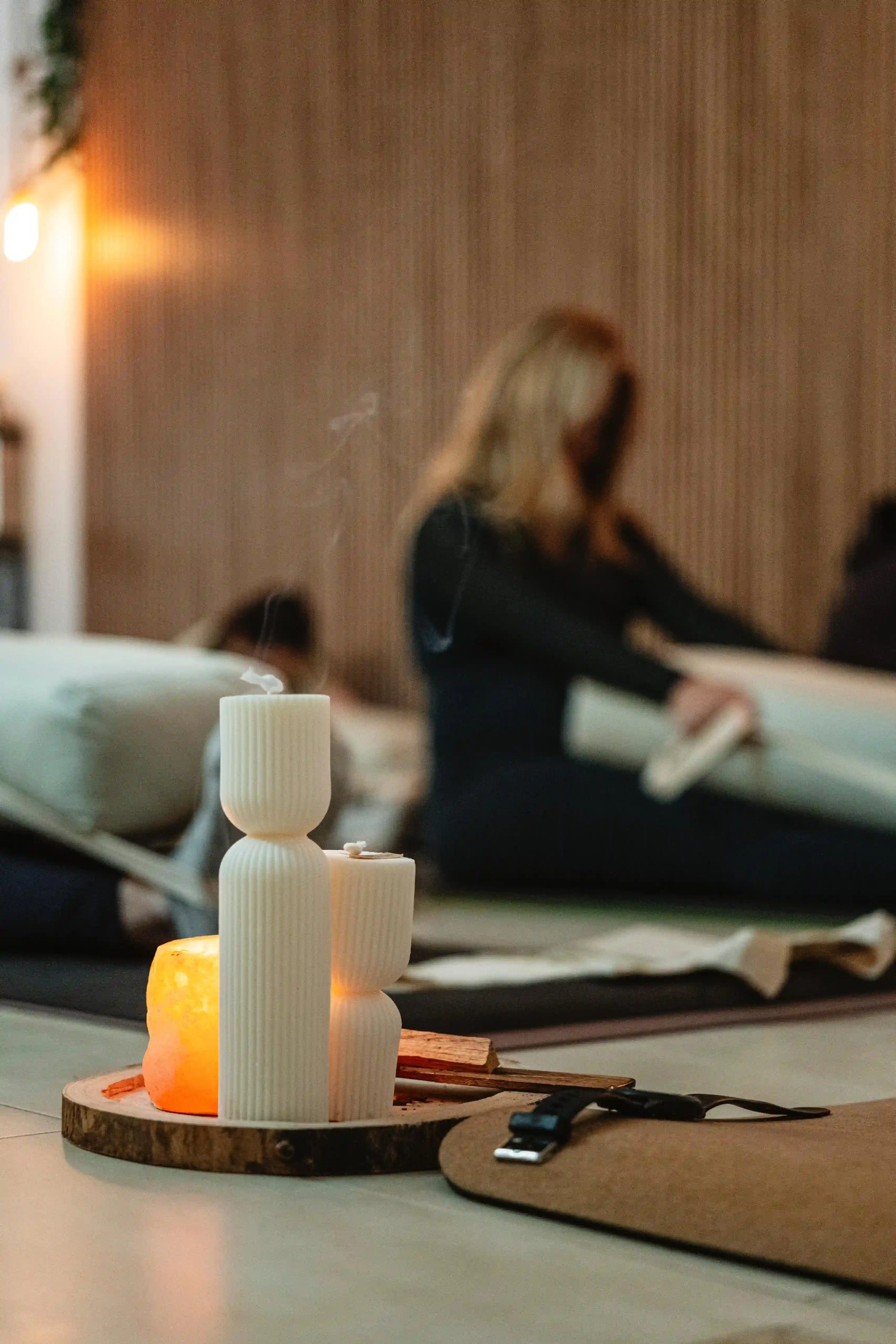 Vela aromática artesanal encendida en espacio de meditación y yoga | Wax&Calm