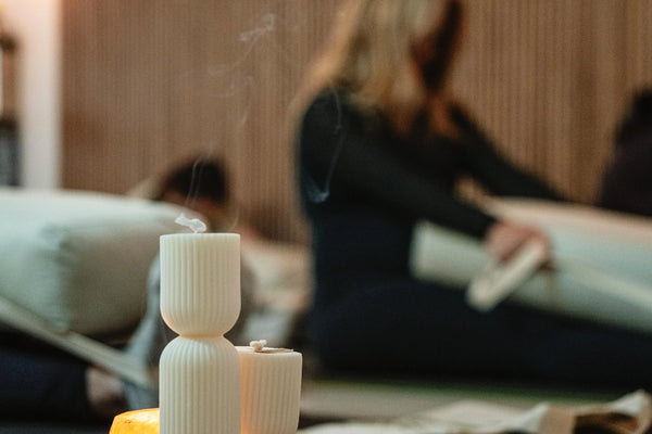 Vela aromática artesanal encendida en espacio de meditación y yoga | Wax&Calm