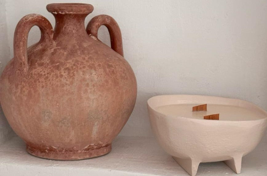 Vela aromática artesanal con mecha de madera encendida generando chisporroteo - Wax&Calm