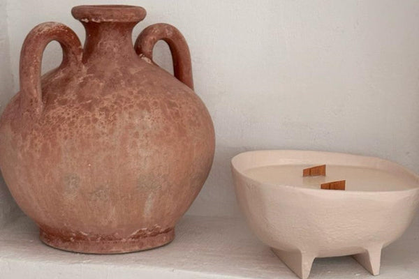 Vela aromática artesanal con mecha de madera encendida generando chisporroteo - Wax&Calm