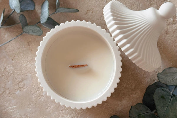 Vela artesanal de cera de soja con pabilo preparado lista para encender en casa | Wax&Calm