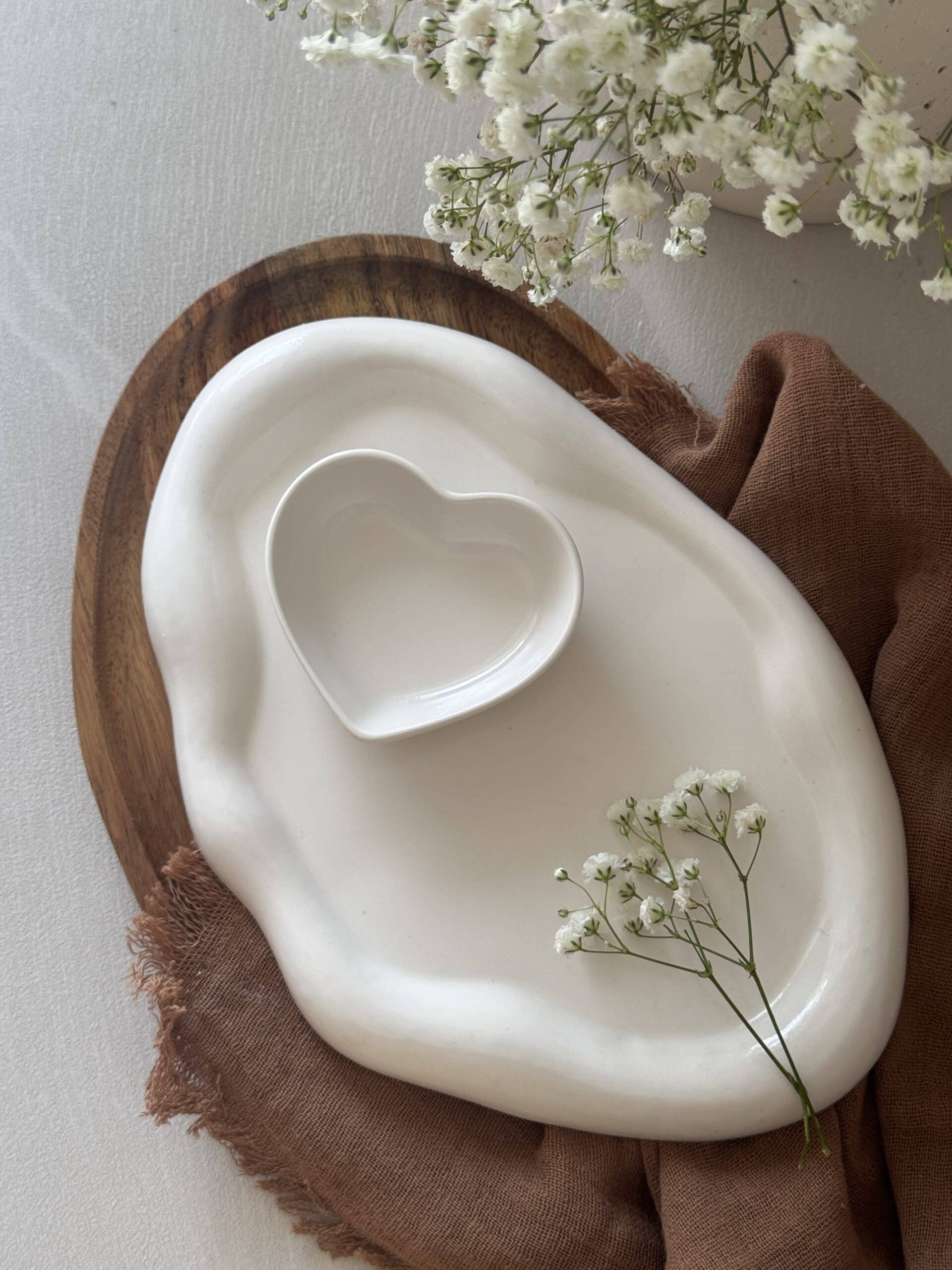 Bandeja decorativa de resina artesanal con cuenco de corazón sobre tela marrón