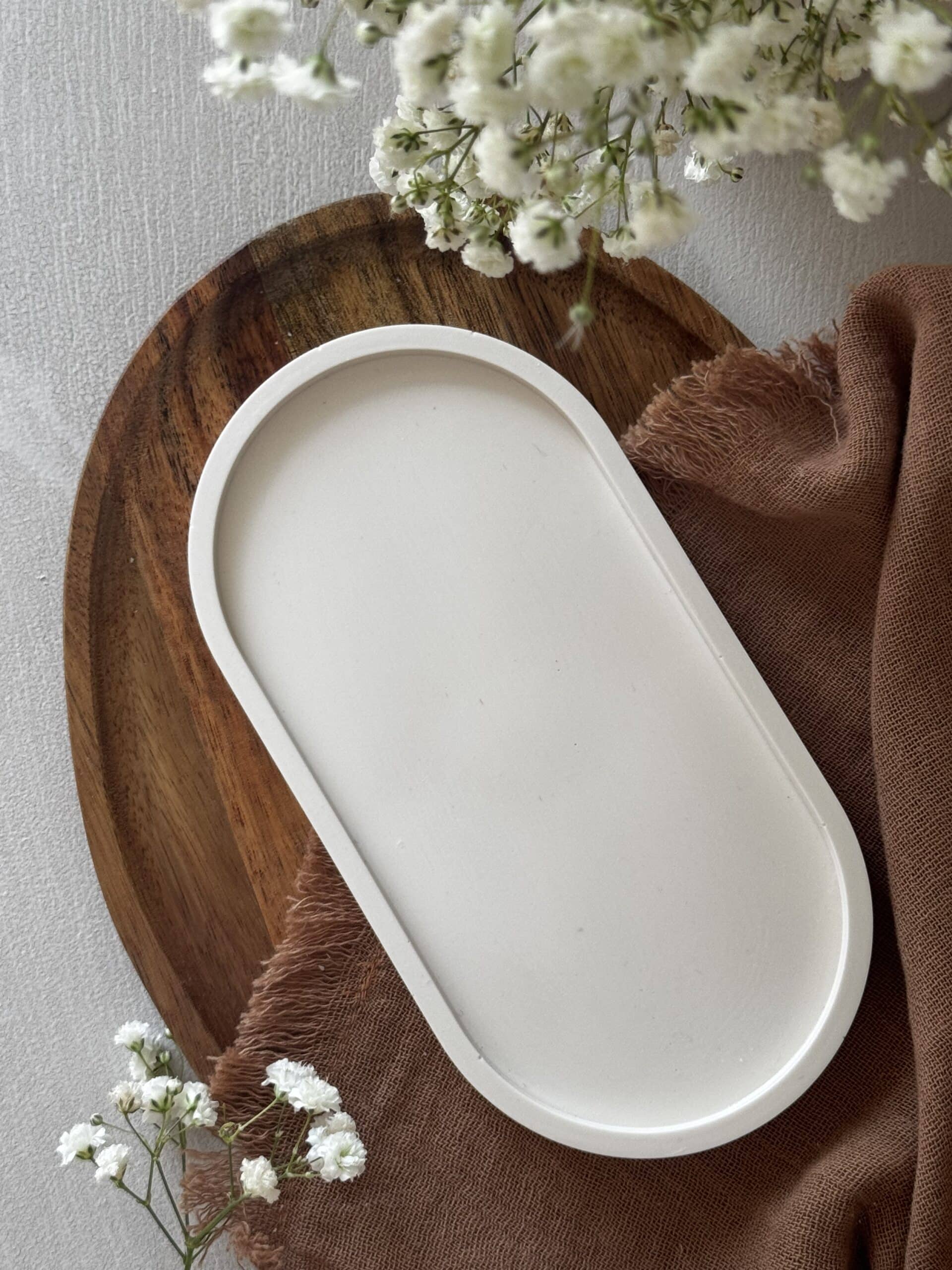 Bandeja ovalada decorativa de resina ecológica en color blanco sobre base de madera
