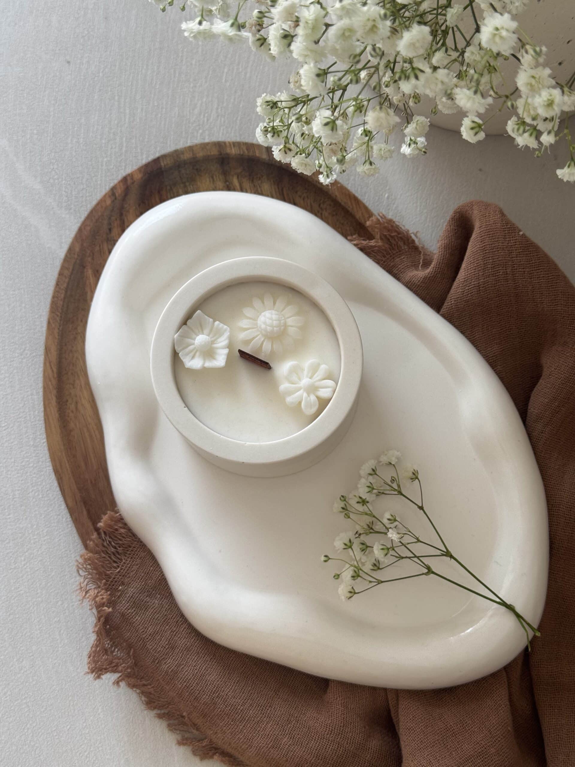 Bandeja de resina ecológica con vela decorativa de flores y mecha de madera