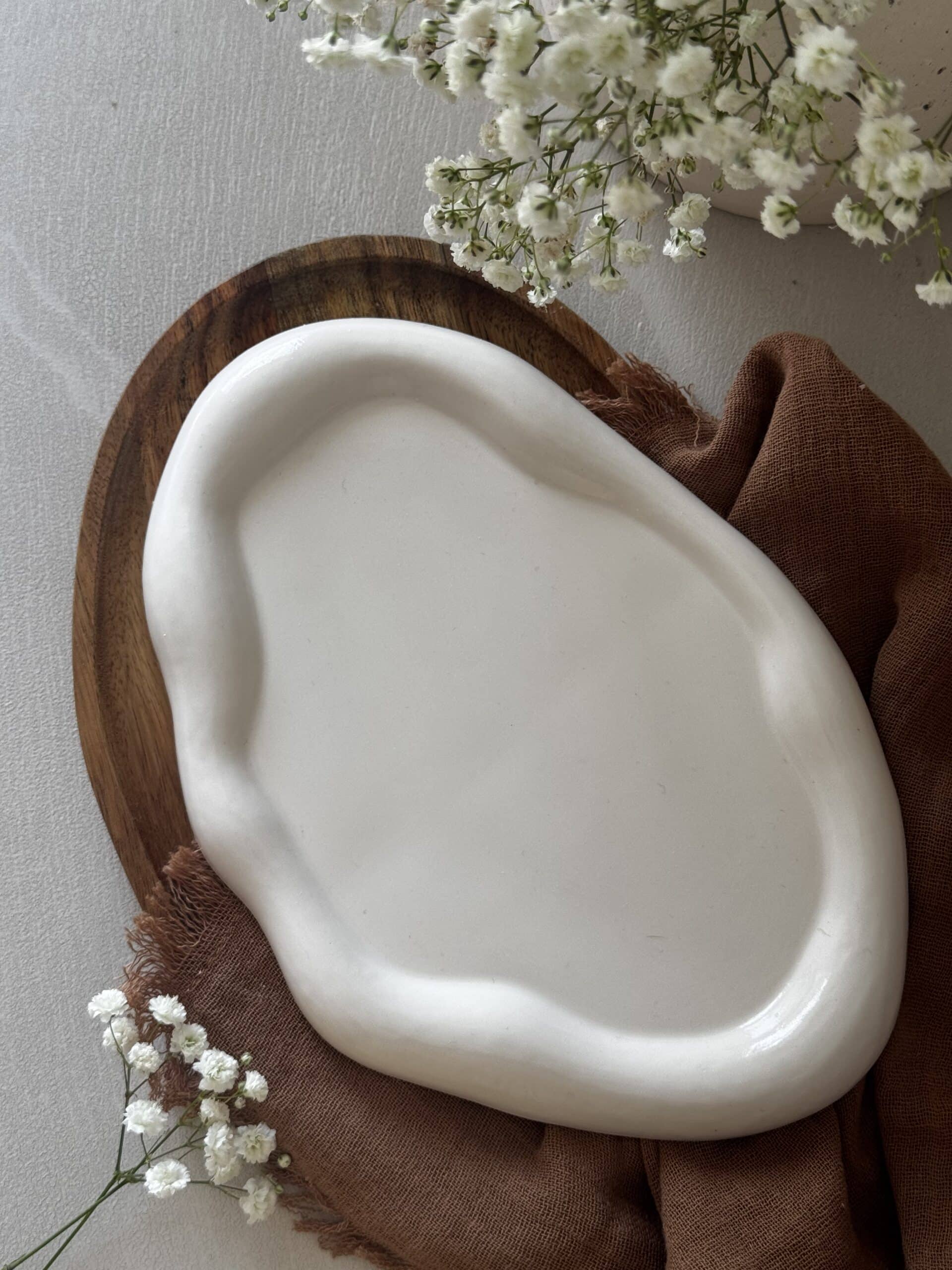 Bandeja decorativa artesanal de resina para joyas y velas – color gris