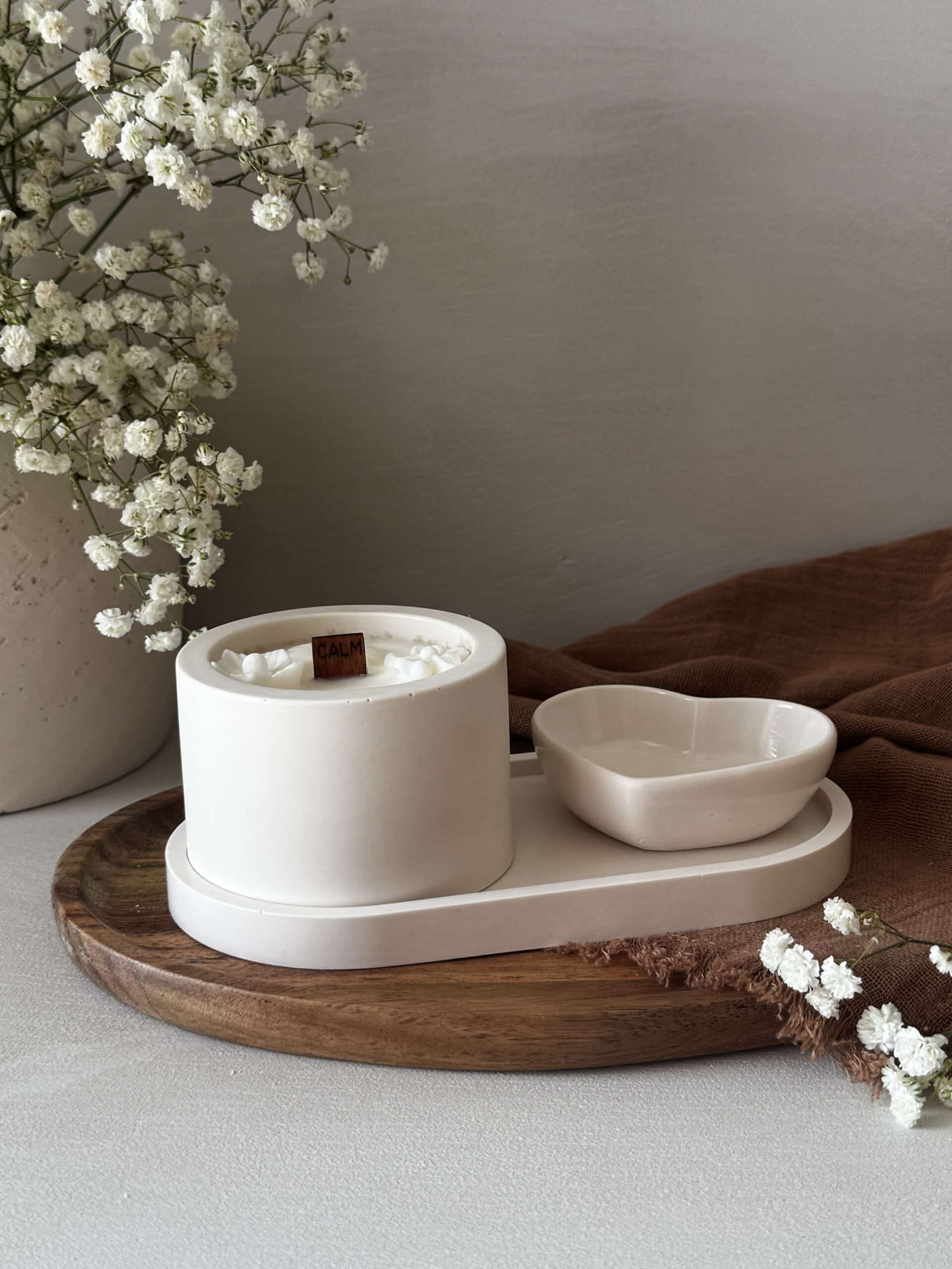 Bandeja ovalada blanca de resina ecológica con vela aromática y cuenco en forma de corazón