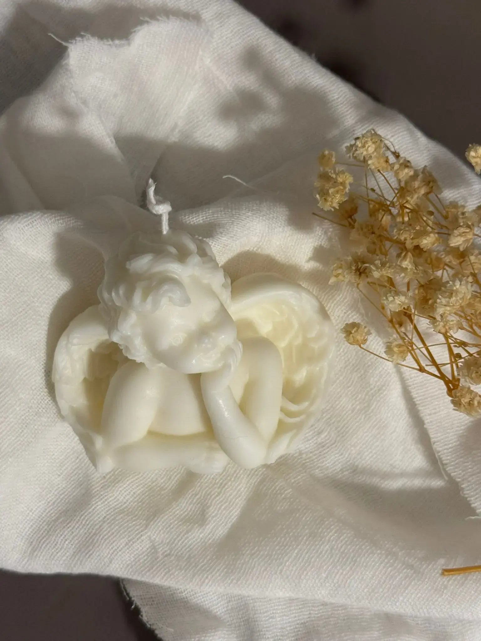 Vela decorativa ángel artesanal cera vegetal - detalle Wax&Calm Studio