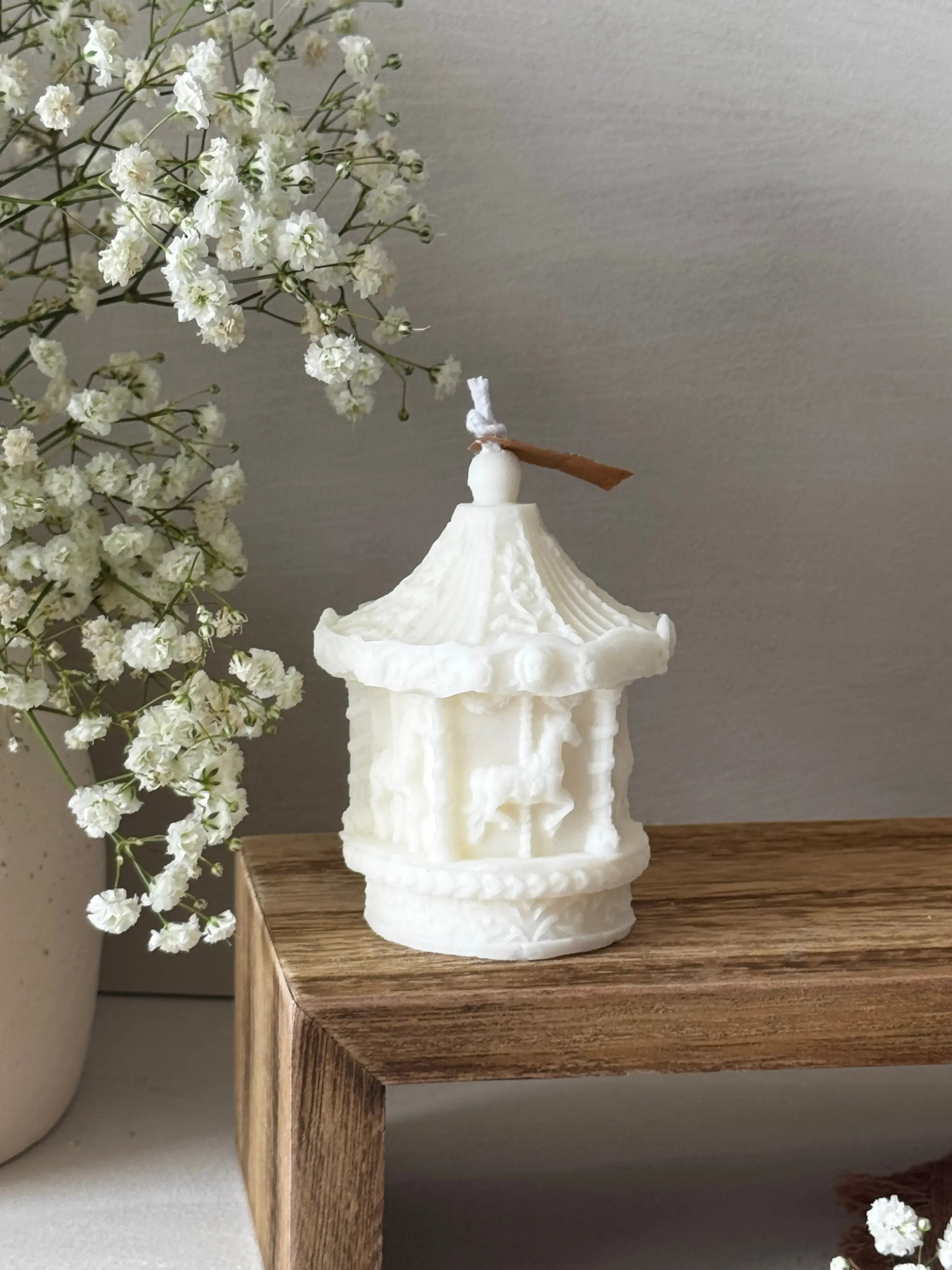 Vela decorativa carrusel blanca artesanal cera vegetal - Wax&Calm