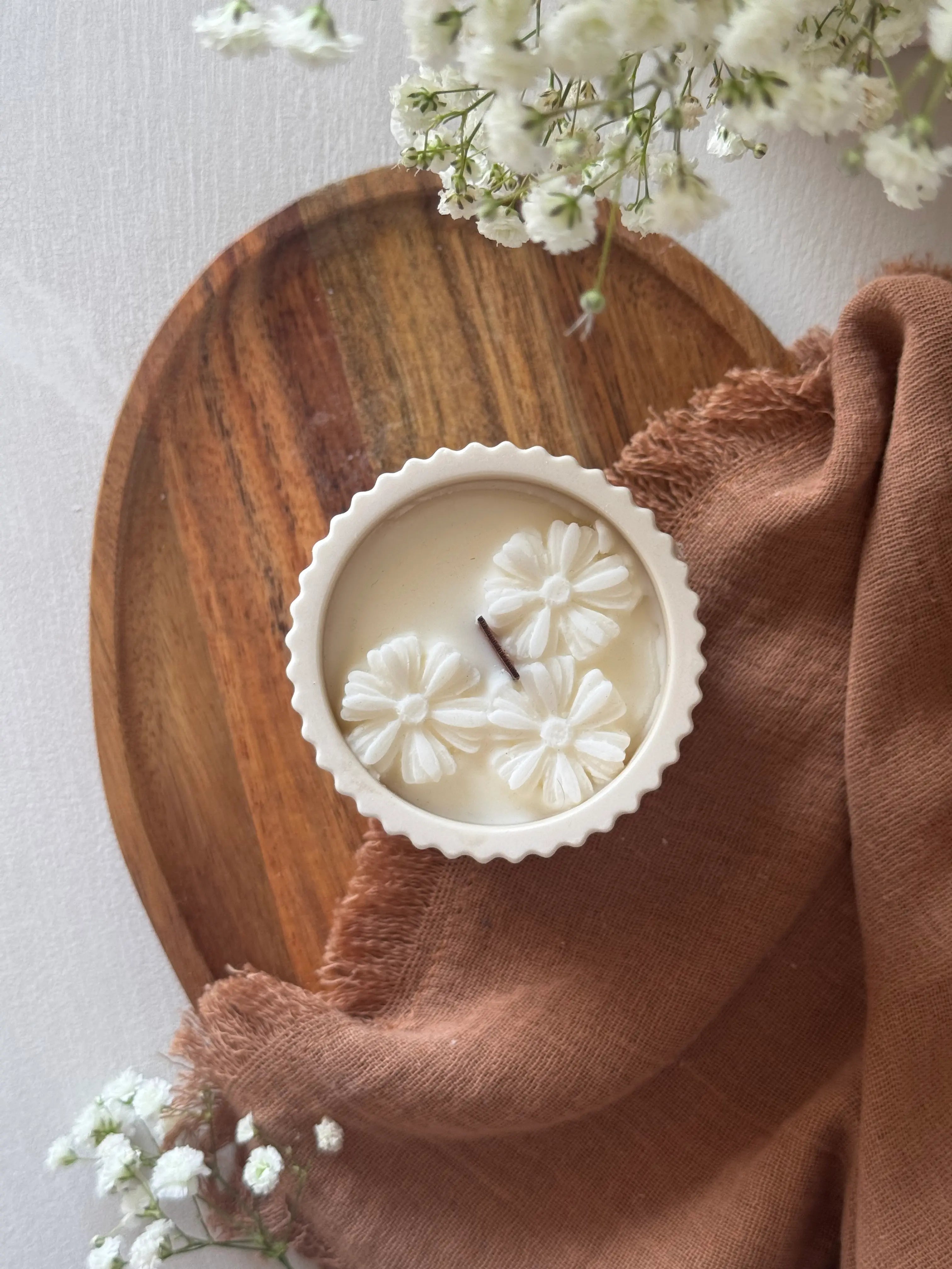 Detalle artesanal vela Atenea textura rayada — cera de soja natural Wax&Calm