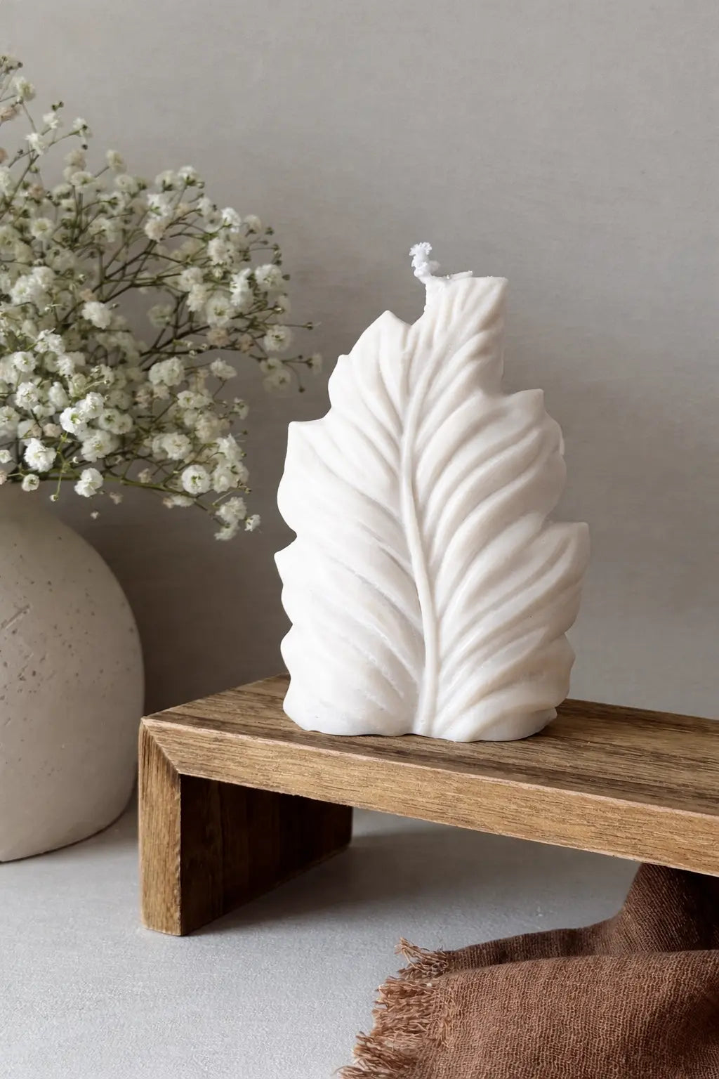 Vela decorativa hoja artesanal blanca cera de soja - Wax&Calm Studio