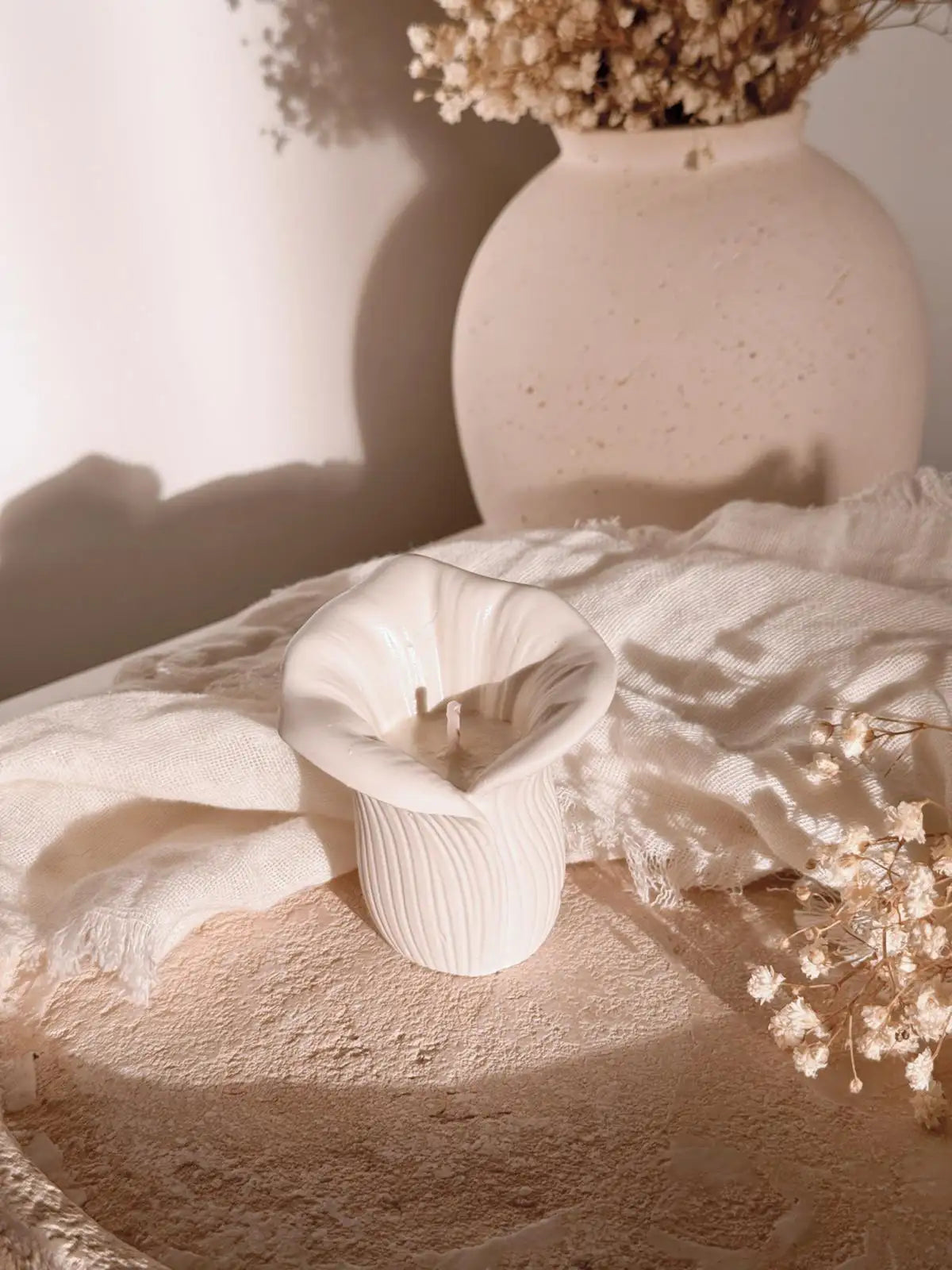 Vela Mini Cala en recipiente de resina ecológica con relieve de cala, detalle