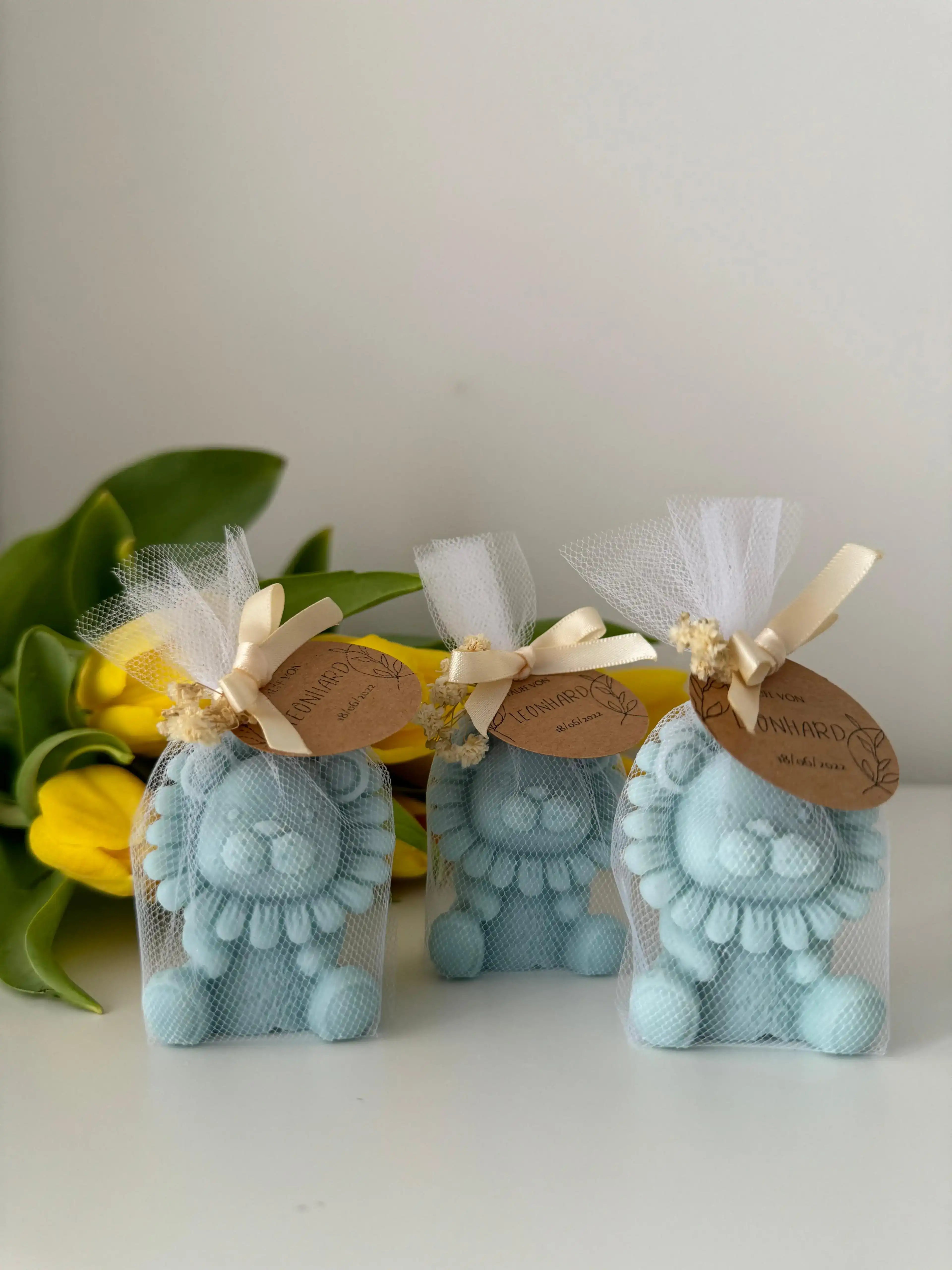 Detalle de velas artesanales en mesa decorada para boda - Wax&Calm