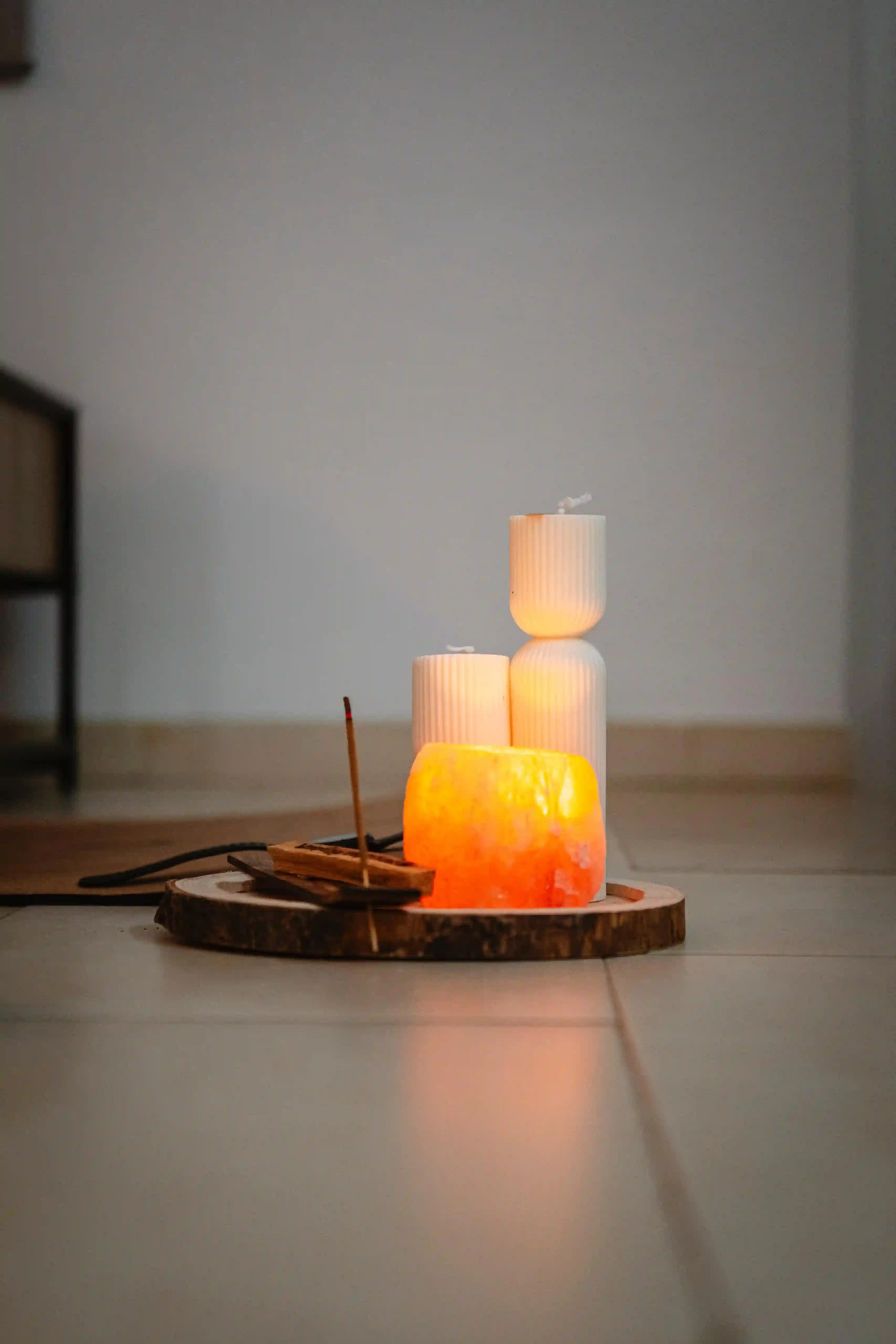 Velas aromáticas artesanales en espacio de meditación - Wax&Calm