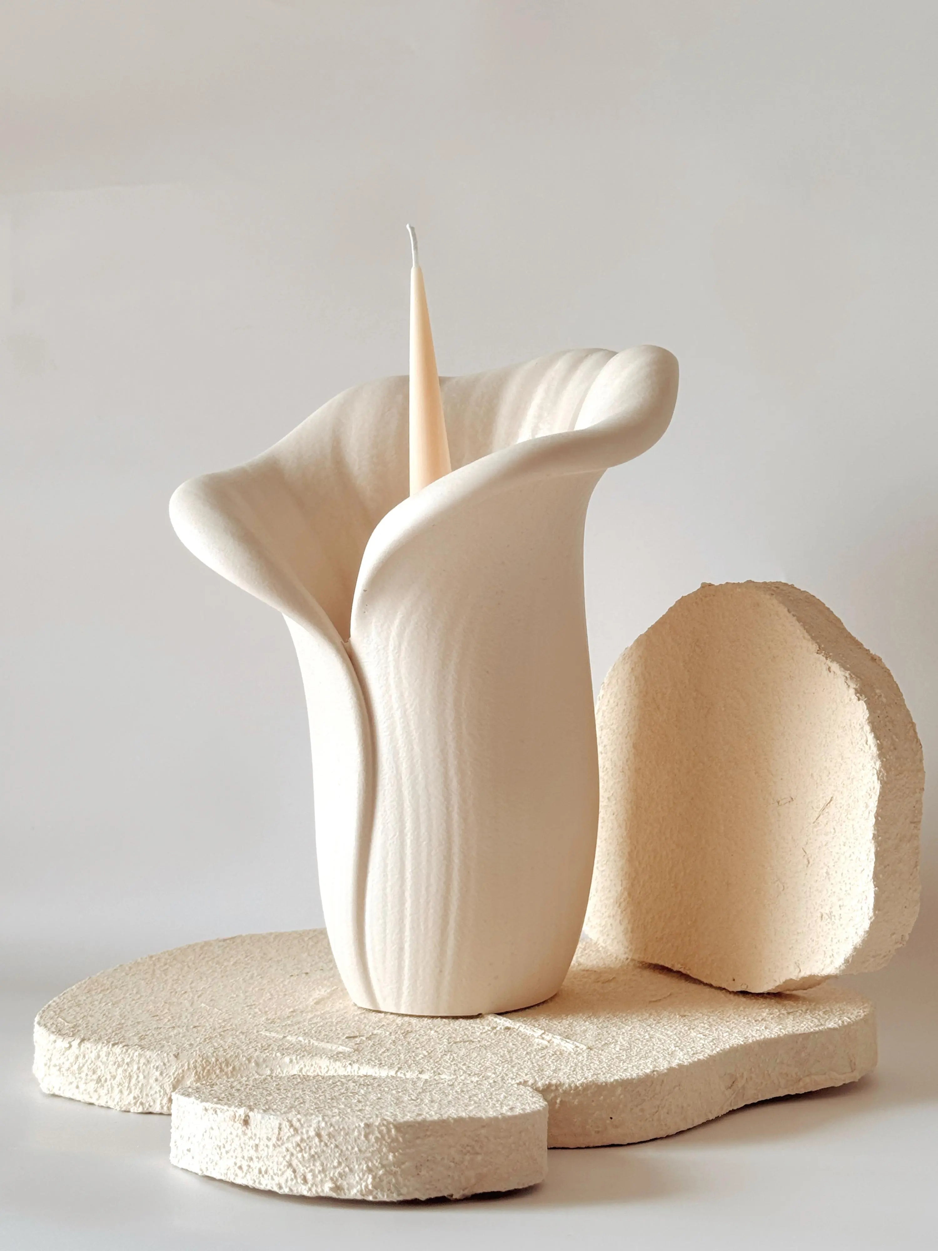Candelabro Cala artesanal resina blanca - detalle forma cala Wax&Calm