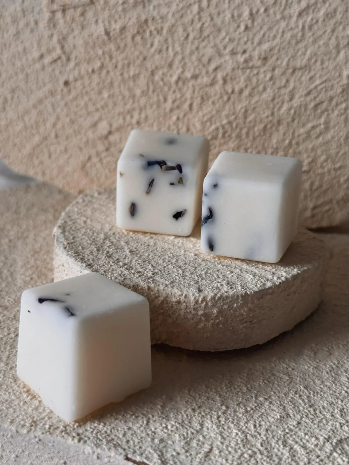 Quemador de cera Casa nórdica con wax melts – accesorio artesanal cerámica Wax&Calm